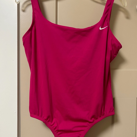 Nike FIREBERRY Essential U-Back One Piece Swimsuit - Picture 1 of 6